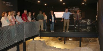 Grupo de mayores visitando, junto al alcalde, el centro fenicio / FOTO: Ayto.
