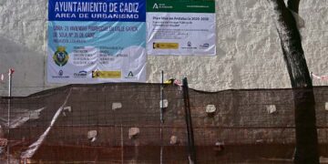Carteles informando de una promoción pública en García de Sola / FOTO: Eulogio García