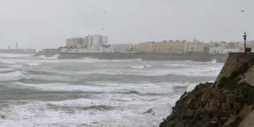 Olas azotando al Campo del Sur en un día de temporal / FOTO: Eulogio García