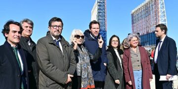 Martínez detalla a Puente detalles de la obra de la terminal / FOTO: Eulogio García