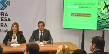 La alcaldesa y el consejero juntos en la presentación de las ayudas / FOTO: Junta