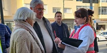 Recogiendo firmas a la entrada del Puerta del Mar / FOTO: CCOO
