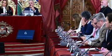 Torres en la bancada del PSOE durante el pleno de presupuestos / FOTO: Eulogio García