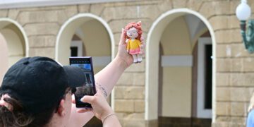 Turista fotografiando la fachada del Consistorio / FOTO: Eulogio García