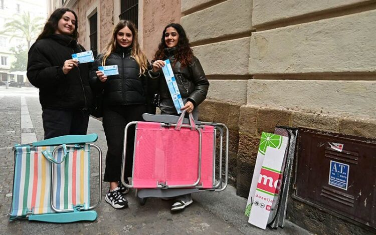 Feliz tras comprar las primeras entradas del Falla 2025 / FOTO: Eulogio García