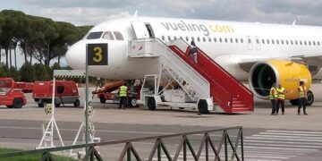 Avión de Vueling esperando en el aeródromo jerezano / FOTO: DBC