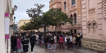 Cola formada junto al Falla a la espera de conseguir entrada / FOTO: Eulogio García