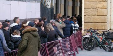 La cola del Falla en el Ayuntamiento / FOTO: Eulogio García