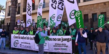 Concentración a las puertas de Subdelegación / FOTO: Eulogio García