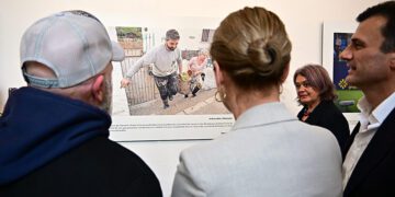 Nacho Frade explica su foto a los políticos / FOTO: Eulogio García