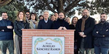 Foto de familia alrededor del monolito / FOTO: Ayto.