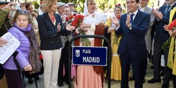 Foto de familia junto al rótulo de la plaza / FOTO: Ayto.