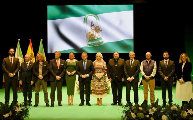 Posado para rematar el acto / FOTO: Junta