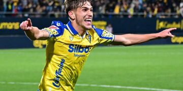De la Rosa celebrando titularidad y su primer gol / FOTO: Eulogio García