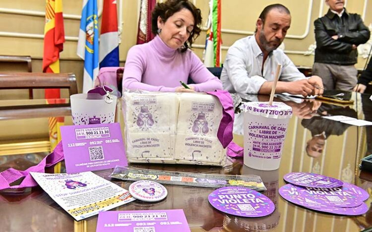 Presentando el material que se va a distribuir en carnaval  / FOTO: Eulogio García