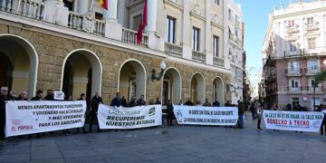 Concentración en San Juan de Dios a la hora del pleno / FOTO: Eulogio García