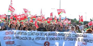 Protesta de CCOO frente a la apertura ilimitada de los centros comerciales / FOTO: CCOO