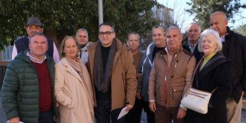 El edil de Vivienda con vecinos "afectados" / FOTO: Ayto.