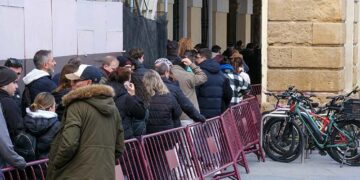 Las colas para la compra de las entradas de cuartos / FOTO: Eulogio García
