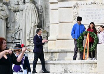 La ofrenda floral protagonizada por los chavales / FOTO: Eulogio García