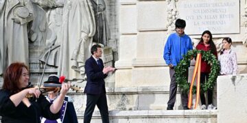 La ofrenda floral protagonizada por los chavales / FOTO: Eulogio García