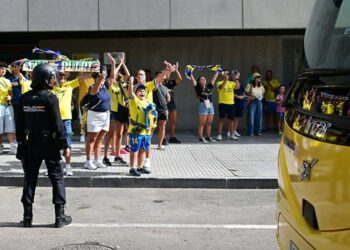 Cadistas esperando al autobús a su llegada al estadio / FOTO: Eulogio García