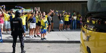 Cadistas esperando al autobús a su llegada al estadio / FOTO: Eulogio García