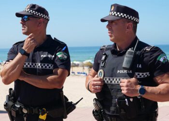 Agentes patrullando en La Barrosa / FOTO: Ayto.