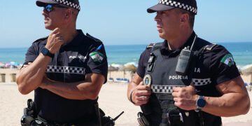 Agentes patrullando en La Barrosa / FOTO: Ayto.
