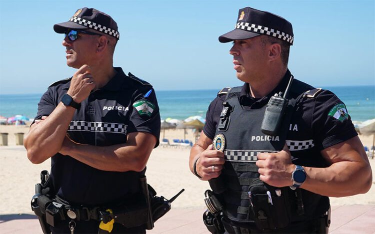 Agentes patrullando en La Barrosa / FOTO: Ayto.
