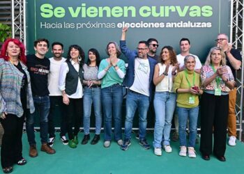 García, con el puño en alto, junto al resto de cabeceras de lista  / FOTO: Eulogio García