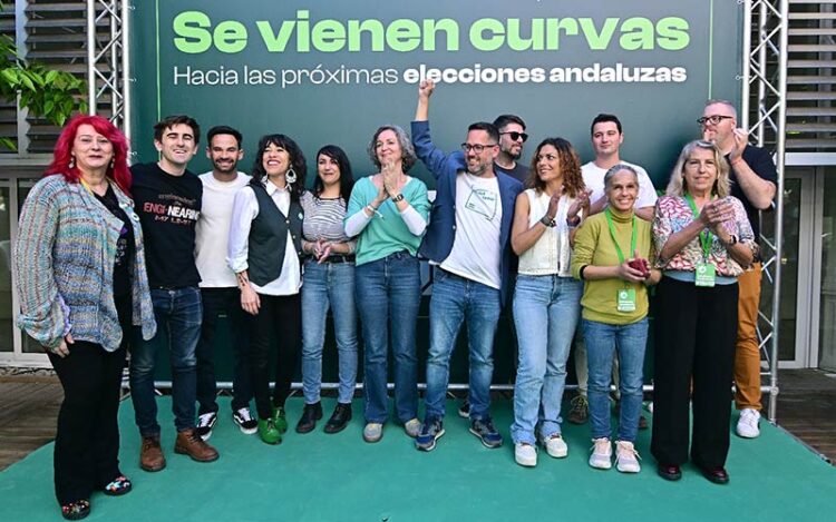 García, con el puño en alto, junto al resto de cabeceras de lista  / FOTO: Eulogio García