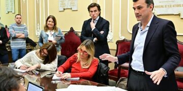 El alcalde trataba de explicar a los periodistas días atrás su postura en este caso / FOTO: Eulogio García
