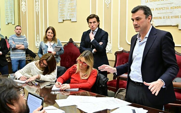 El alcalde trataba de explicar a los periodistas días atrás su postura en este caso / FOTO: Eulogio García
