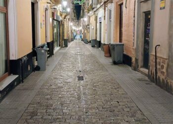 De noche en una calle del centro de Cádiz / FOTO: DBC