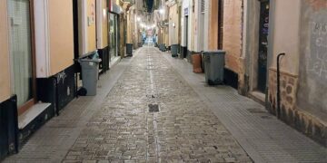 De noche en una calle del centro de Cádiz / FOTO: DBC
