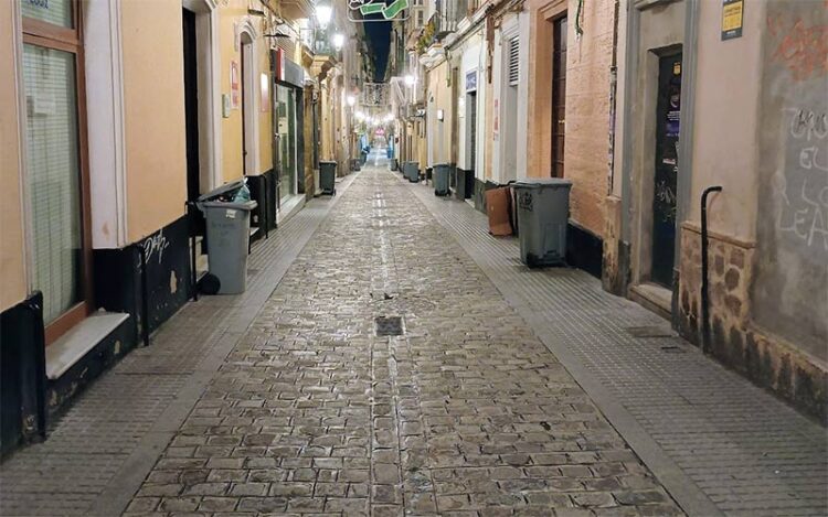 De noche en una calle del centro de Cádiz / FOTO: DBC