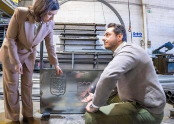 La alcaldesa supervisa las tareas en el taller / FOTO: Ayto.