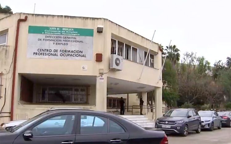 Entrada a las instalaciones a recuperar, cerradas desde 2017 / FOTO: Junta