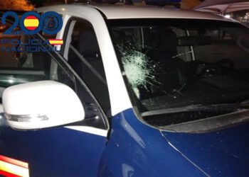 Uno de los coches patrullas dañados en la trifulca / FOTO: Policía Nacional