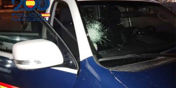 Uno de los coches patrullas dañados en la trifulca / FOTO: Policía Nacional