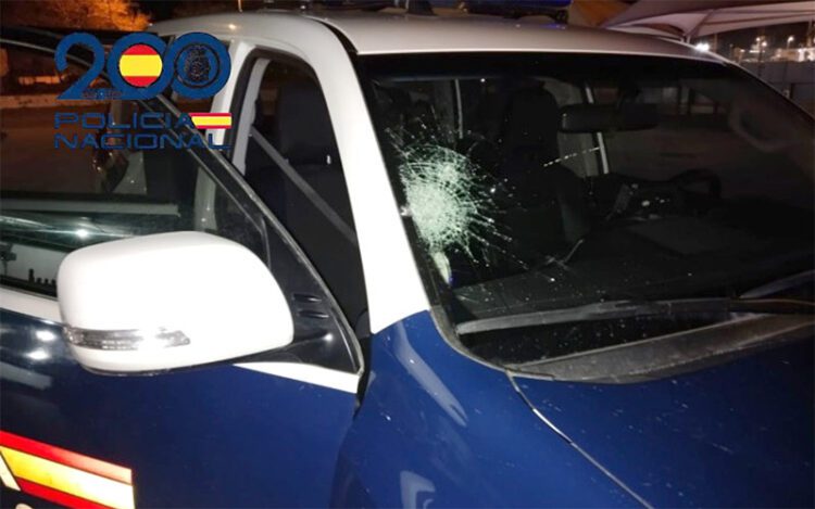 Uno de los coches patrullas dañados en la trifulca / FOTO: Policía Nacional
