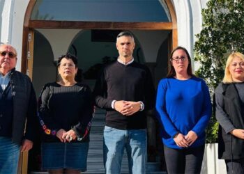 Jiménez, de negro a la derecha del portavoz socialista Ángel González / FOTO: PSOE