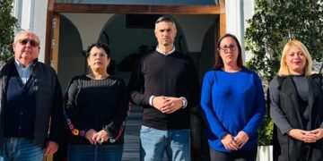 Jiménez, de negro a la derecha del portavoz socialista Ángel González / FOTO: PSOE