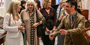 El director del Archivo guía a la comitiva de la consejera / FOTO: Eulogio García