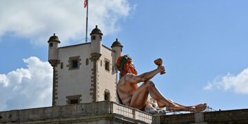 Escultura de Baco colocada con el Carnaval ya empezado / FOTO: Eulogio García