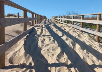 Las dunas engullendo parte de la pasarela / FOTO: Agaden