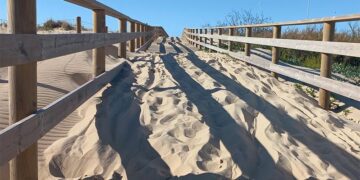 Las dunas engullendo parte de la pasarela / FOTO: Agaden