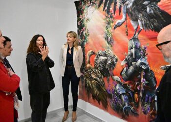 La artista guía por sus obras en la presentación de la muestra / FOTO: Eulogio García