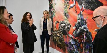 La artista guía por sus obras en la presentación de la muestra / FOTO: Eulogio García